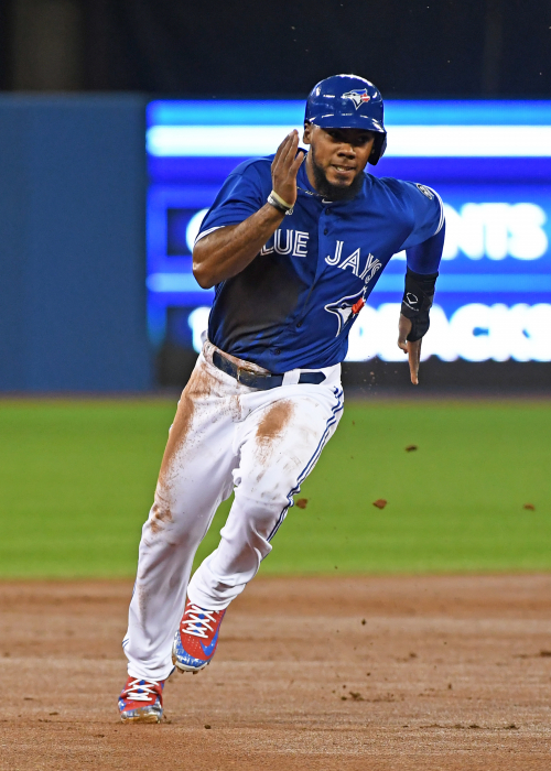 Mariners acquire slugger Teoscar Hernandez from Blue Jays in