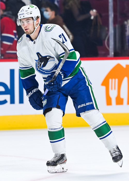 Hoglander signs 2-year contract with Canucks